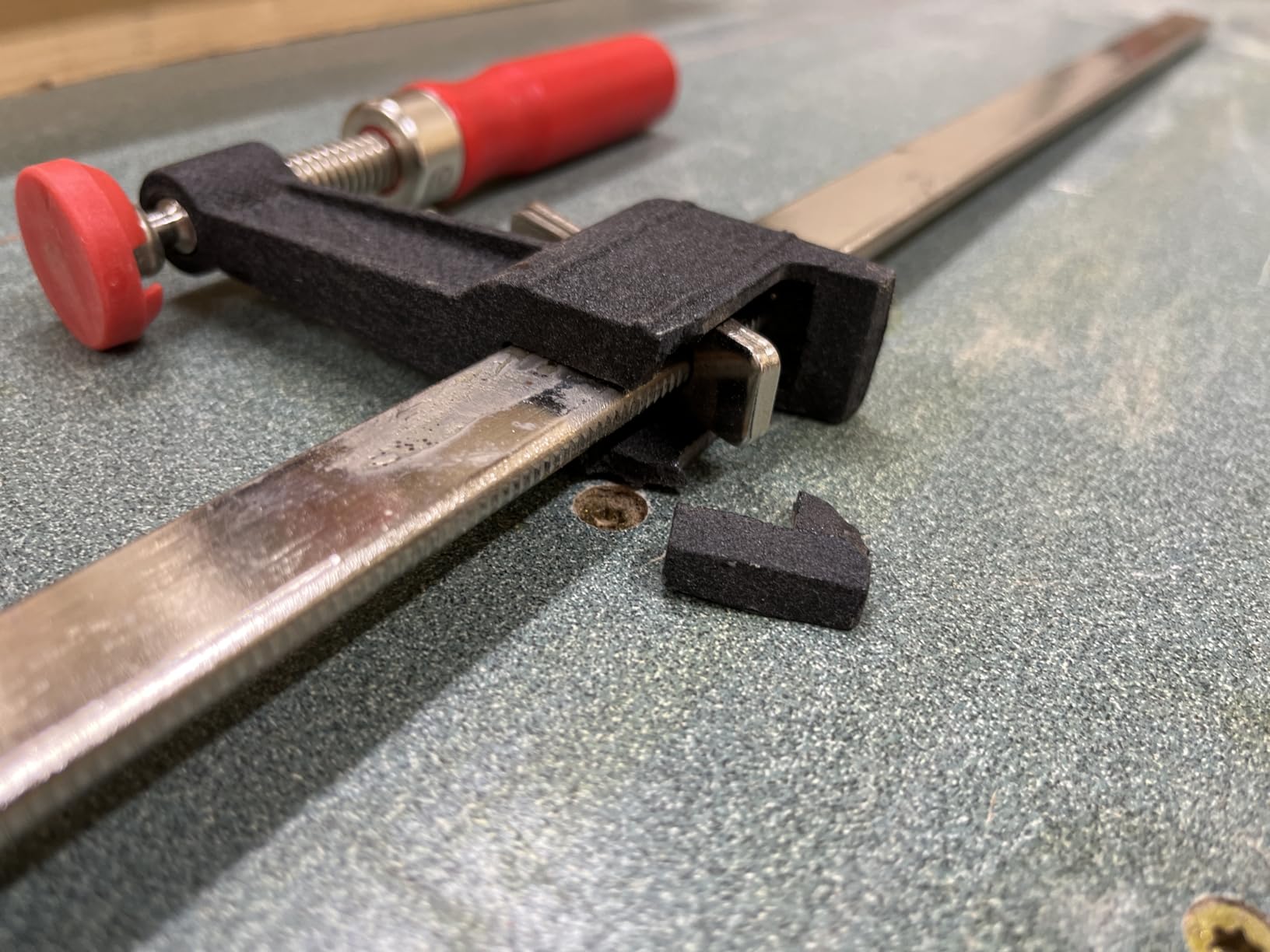 Bessey Clutch Style Bar Clamps - 24 In 600 lb - GSCC2.524- Woodworking Clamps with Ergonomic Handle, Non-Marring Pads, Durable Cast-Iron Jaws & Serrated Rail for Carpentry & Cabinetry customer photo 1