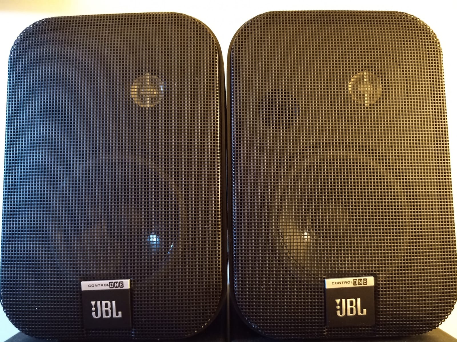 Dual Waterproof Outdoor -Speaker System - 6.5 Inch Pair of Weatherproof Wall / Ceiling Mounted -Speakers Heavy Duty Universal Mount - Use in the Pool, Patio, Indoor - Pyle PDWR50B (Black) customer photo 1