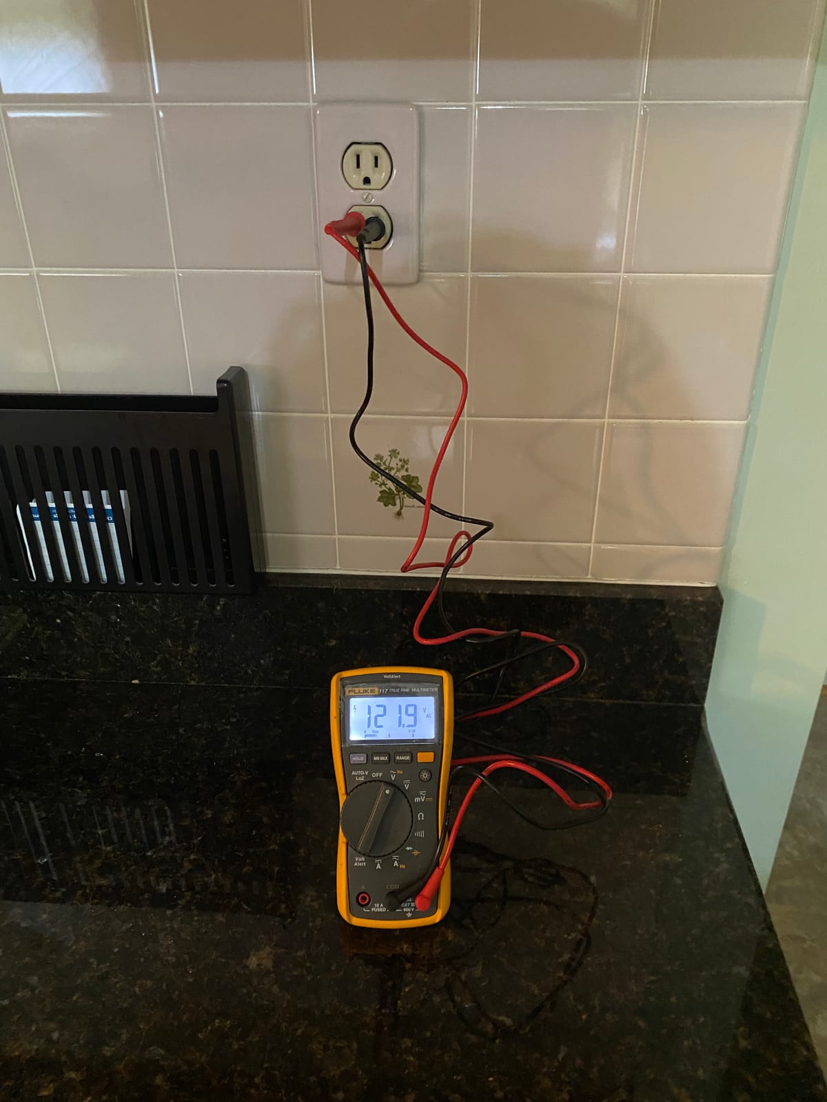 Fluke 117 Digital Multimeter, Non-Contact AC Voltage Detection, Measures Resistance/Continuity/Frequency/Capacitance/Min Max Average, Automatic AC/DC Selection, Low Impedance Mode customer photo 2