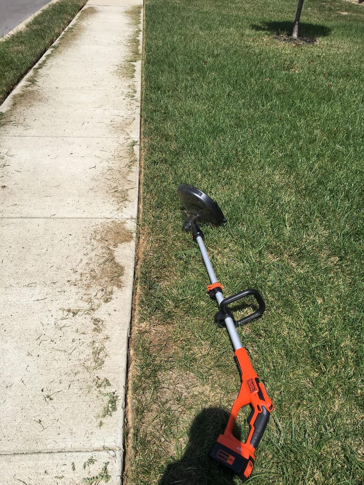 BLACK+DECKER 40V MAX 13 in String Trimmer Edger Cordless with Adjustable Telescoping Pole, 2 in 1 Weed Wacker Lawn Edger, Includes Battery and Charger (LST136) customer photo 2