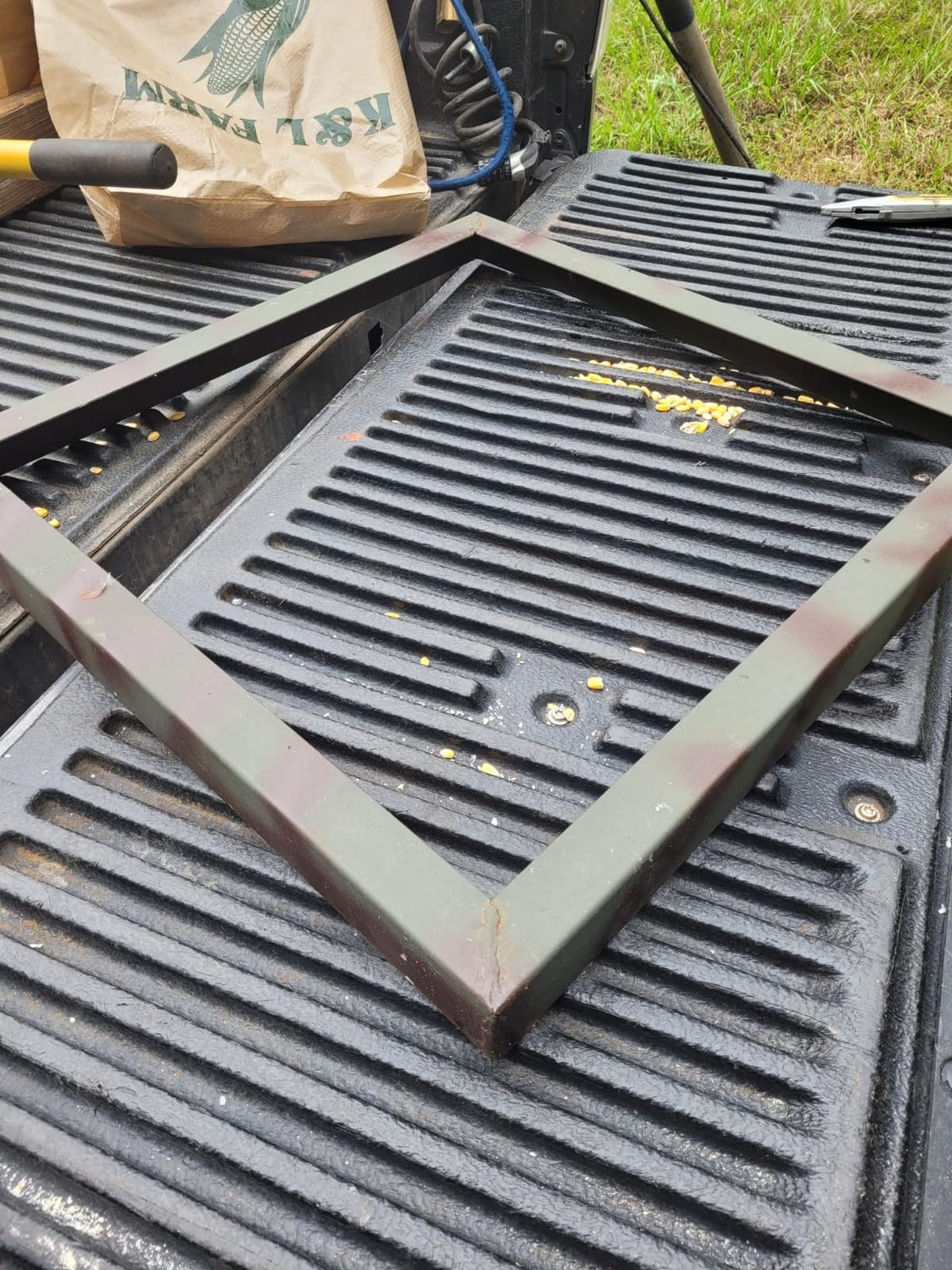 Banks Outdoors Gravity Fed Tree and Post Mountable Weatherproof Feed Bank Deer and Game Hunting Feeder with 40 Pound Capacity, Green customer photo 2