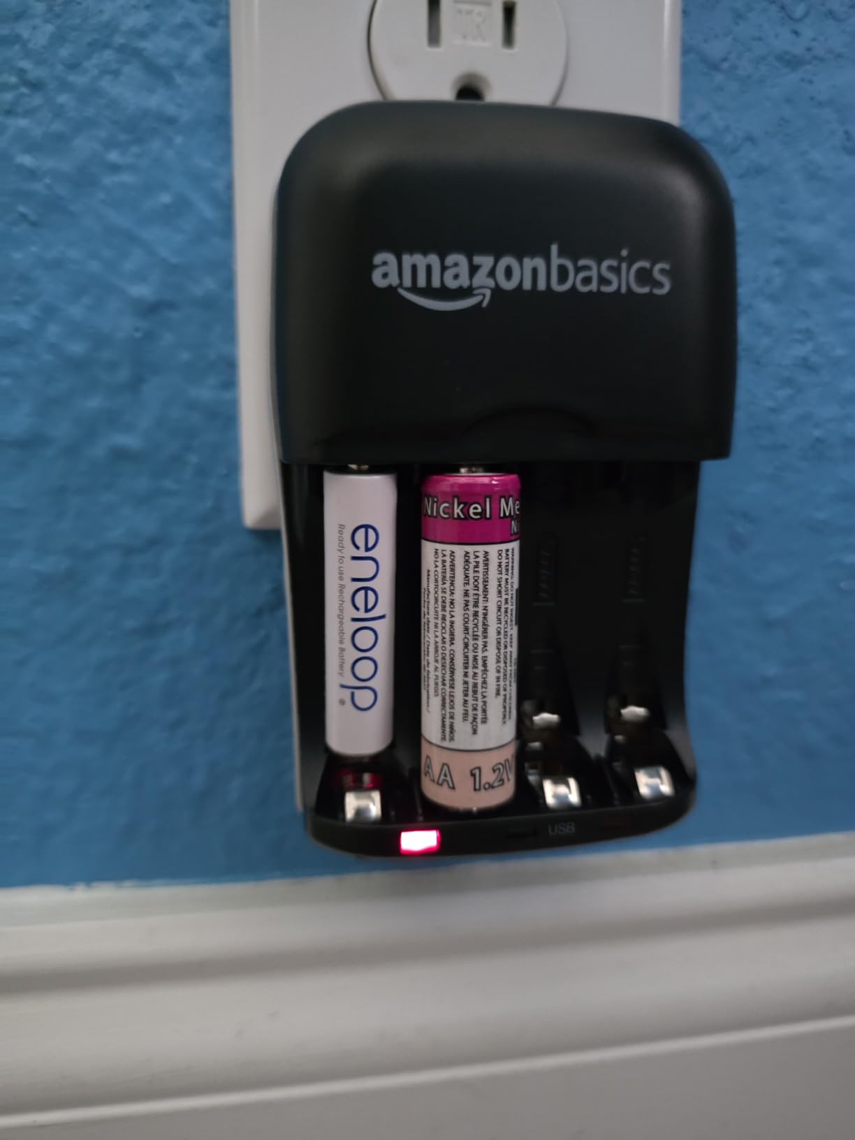 Amazon Basics Rechargeable Battery Charger for AA & AAA Ni-MH Batteries with USB Port, Portable, Travel-Friendly, Over-Charge Protection, Black customer photo 2