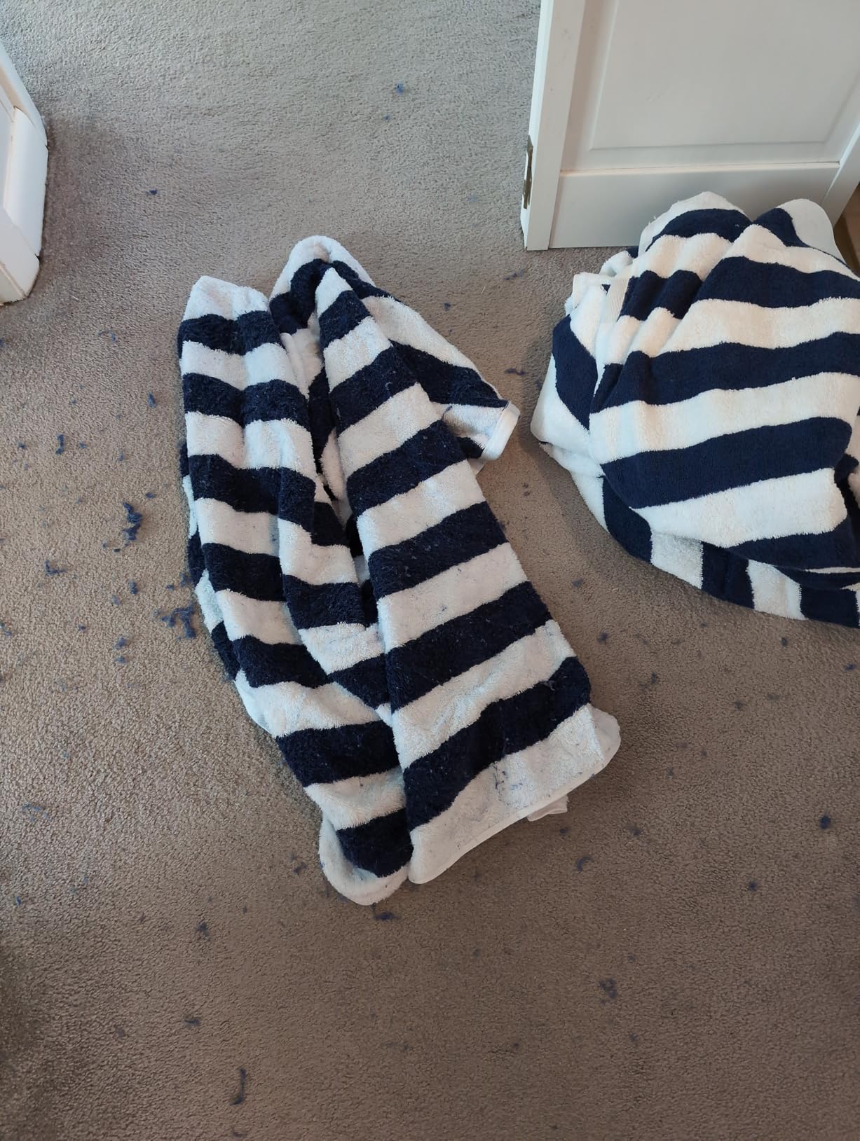 Amazon Basics 100% Cotton Soft & Absorbent Beach Towels, Cabana Stripe, Fast Drying, Machine Washable, Large 30 in x 60 in, Navy Blue, 2-Pack customer photo 1
