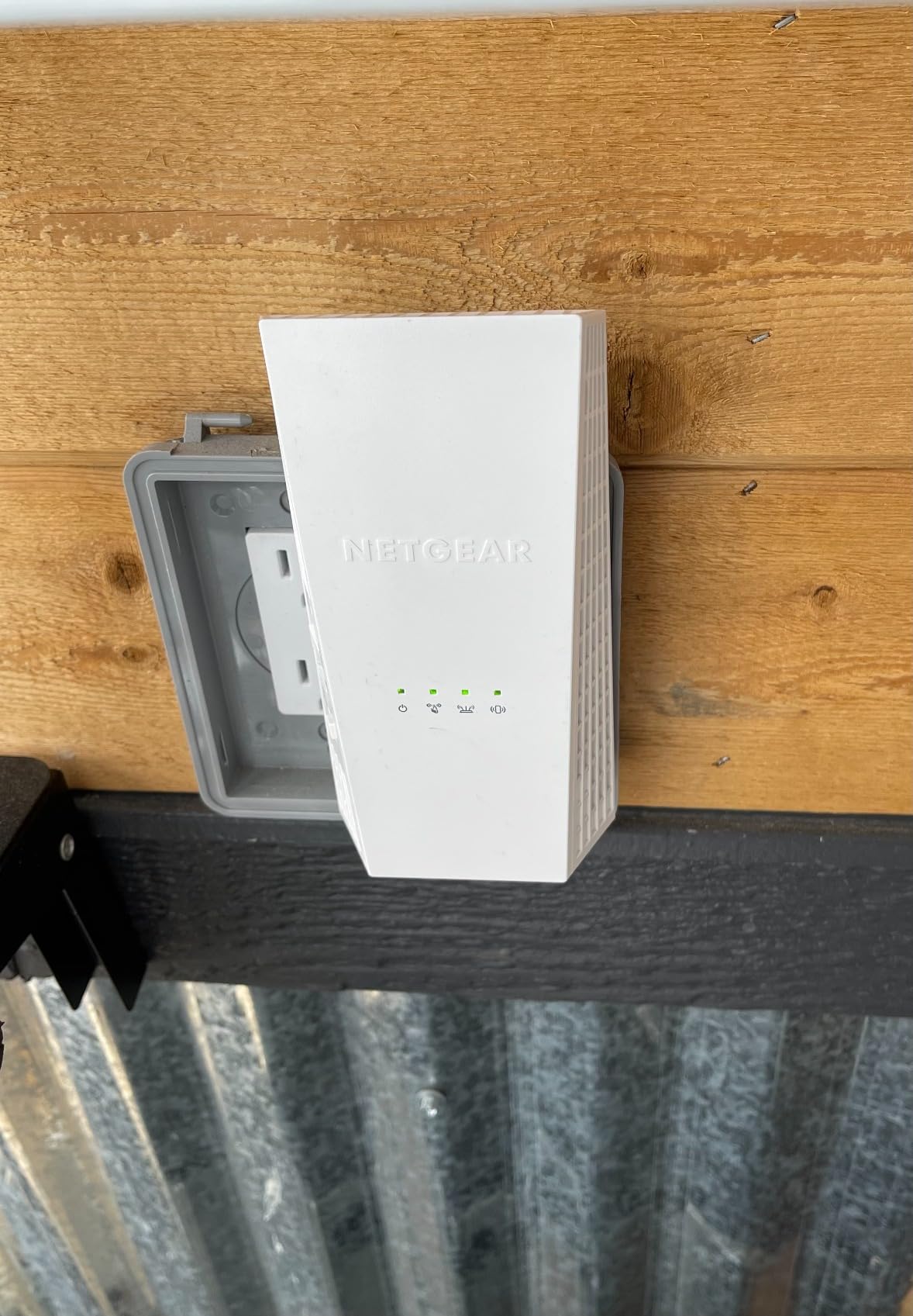 NETGEAR WiFi Extender EX6400, up to 2,100 sq ft, 1.9 Gbps customer photo 1