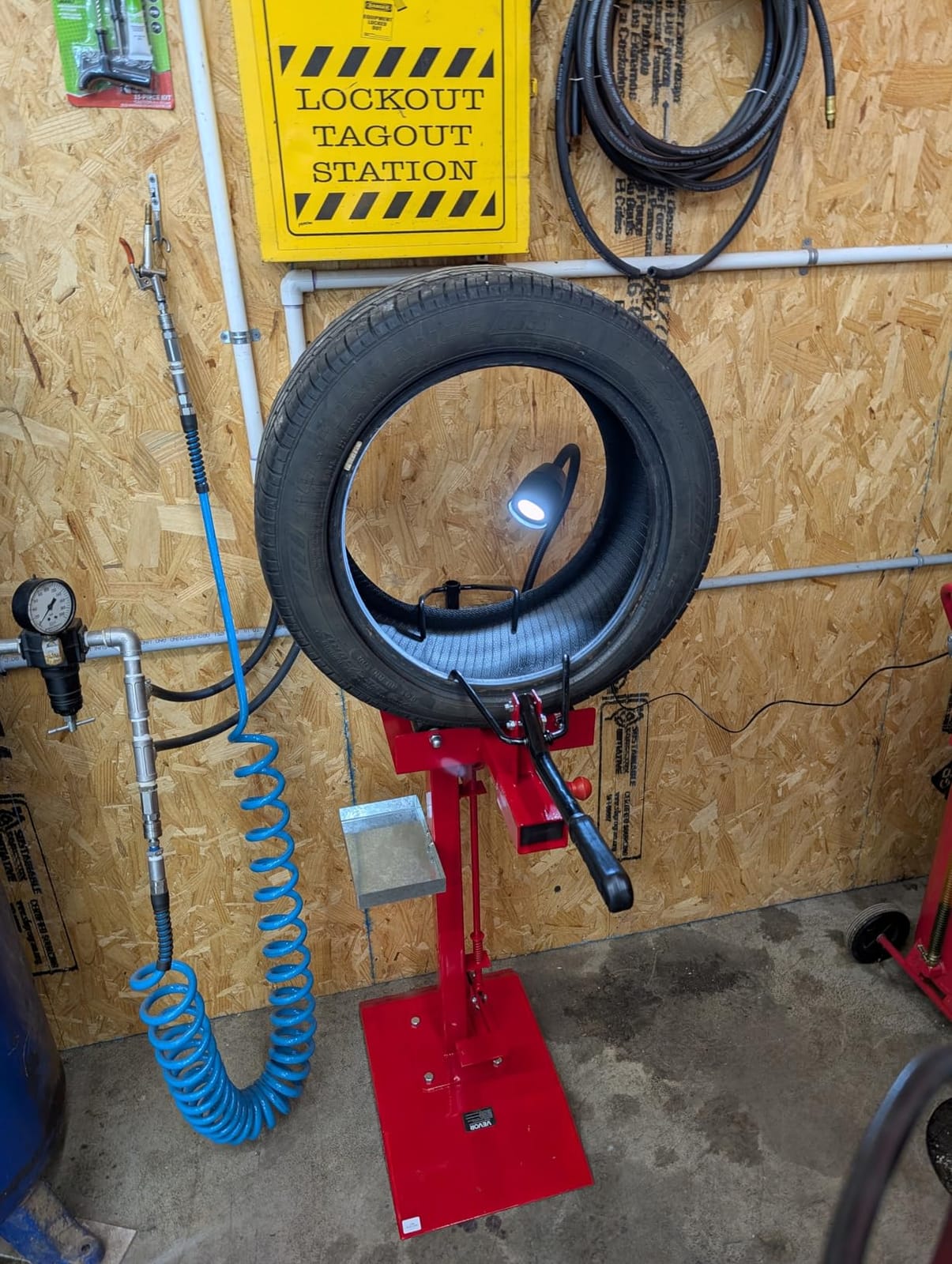Vevor Manual Tire Spreader Portable Tire Changer with Stand Adjustable LED Light Tire Spreader Tool for Light Truck and Car : Automotive customer photo 2