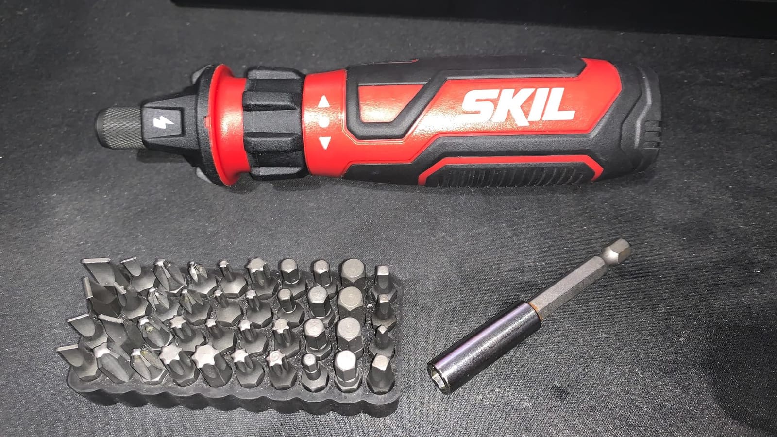 SKIL Rechargeable 4V Cordless Screwdriver with Circuit Sensor Technology, Includes 9pcs Bit, 1pc Bit Holder, USB Charging Cable - SD561201, Red customer photo 2