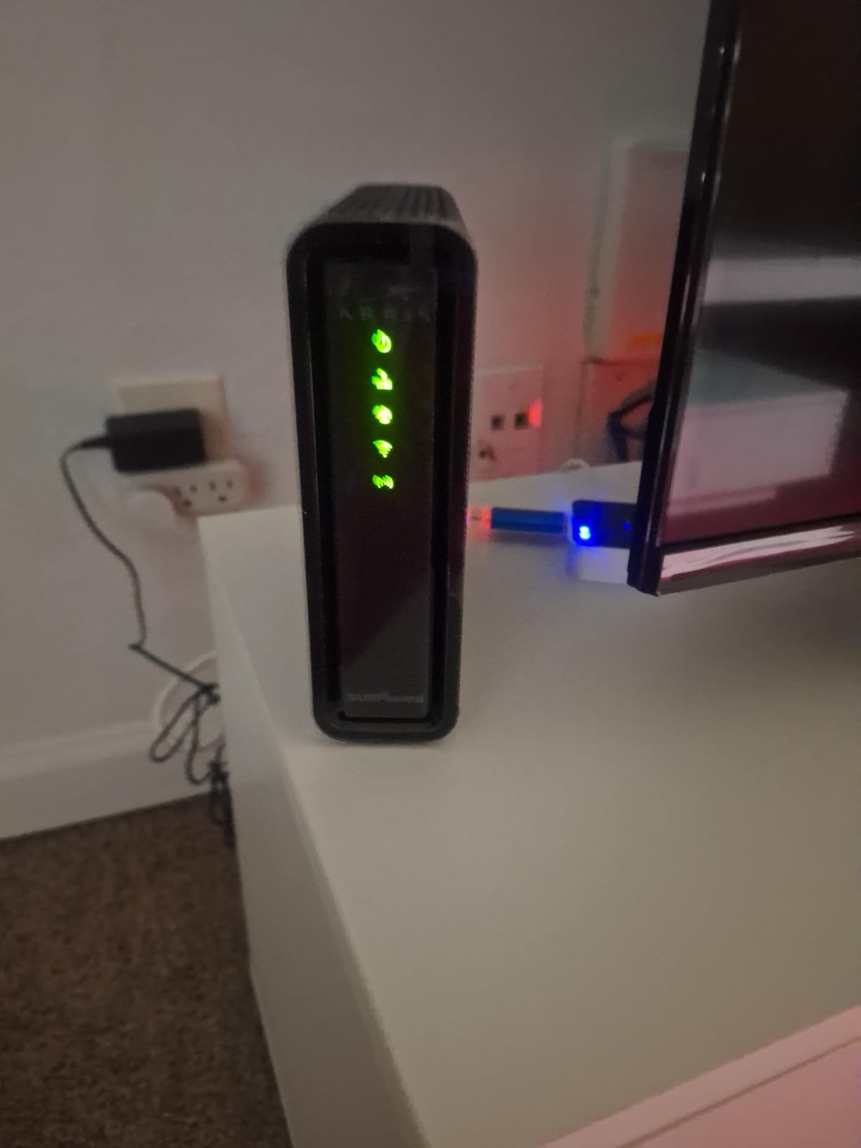 ARRIS (SBG10) - Cable Modem Router Combo - DOCSIS 3.0 16 x 4 Gigabit & AC1600 WiFi, [Check with your provider for compatibility]400 Mbps Max Internet Speeds customer photo 2
