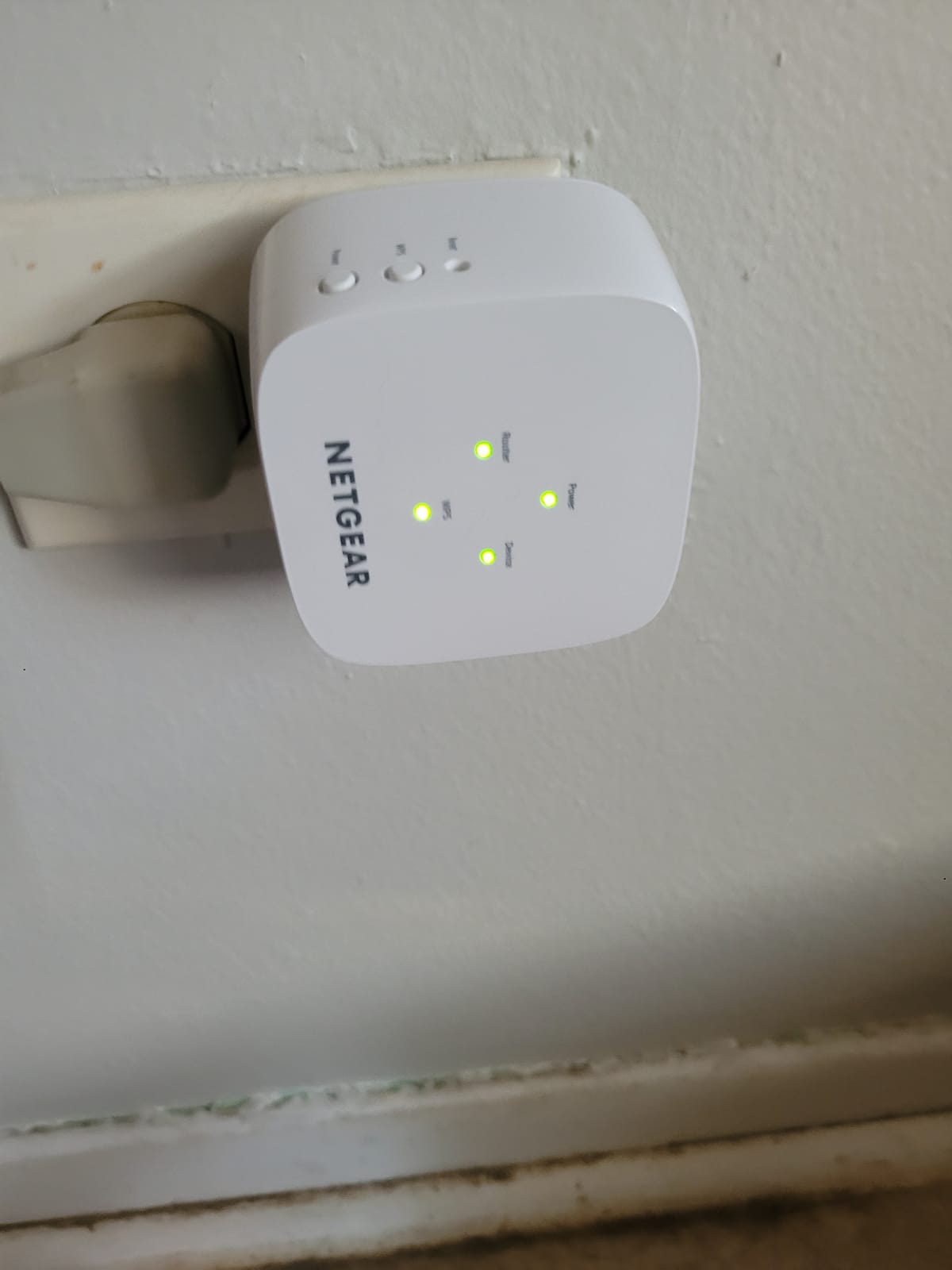 NETGEAR WiFi Extender EX5000, up to 1,500 sq ft, 1.2 Gbps customer photo 1