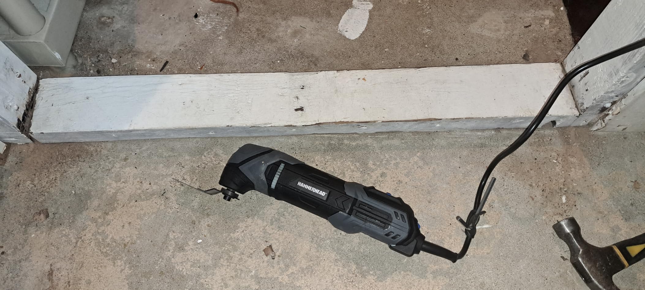 Hammerhead 2.2-Amp Oscillating Multi-Tool with 1pc Flush Cut Blade, 1pc Semicircle Saw Blade, 1pc Sanding pad, 3pcs Sanding Paper - HAMT022 customer photo 2