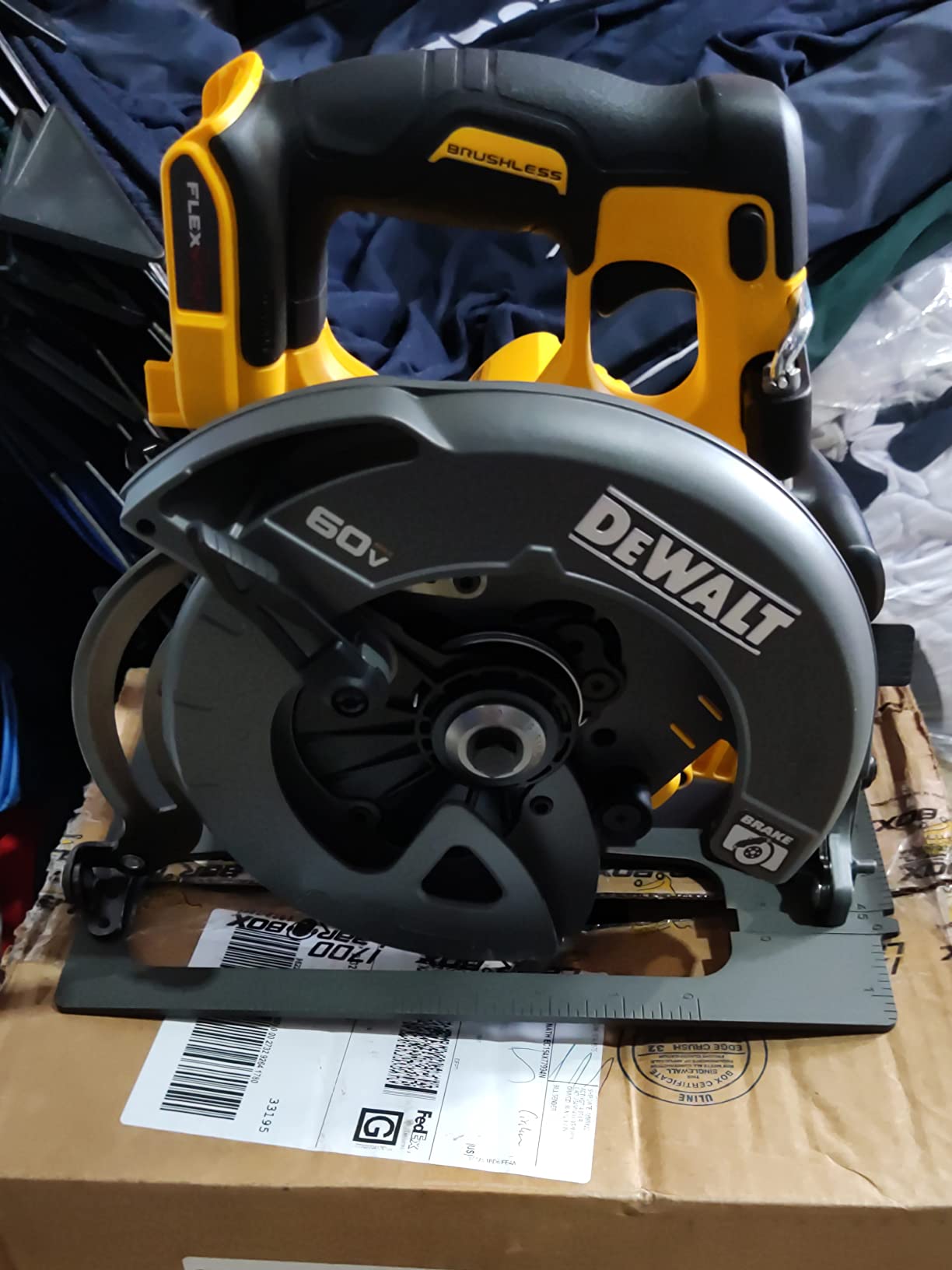 DEWALT FLEXVOLT 60V MAX* Circular Saw with Brake, 7-1/4-Inch, Tool Only (DCS578B) customer photo 2