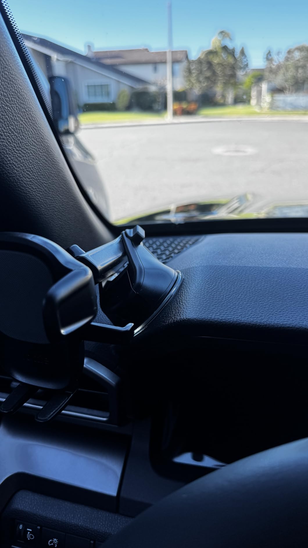 iOttie Easy One Touch Signature Dashboard & Windshield Universal Car Mount Phone Holder Desk Stand with Suction Cup Base and Telescopic Arm for iPhone, Samsung, Google, More Smartphones customer photo 2