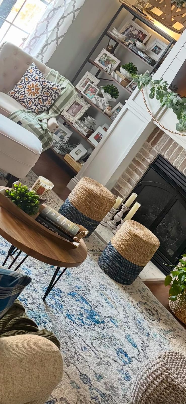 Wimarsbon Natural Seagrass Foot Stool, Hand Weaving Round Ottoman, for Living Room, Outdoor Seat (Natural & Blue) customer photo 1