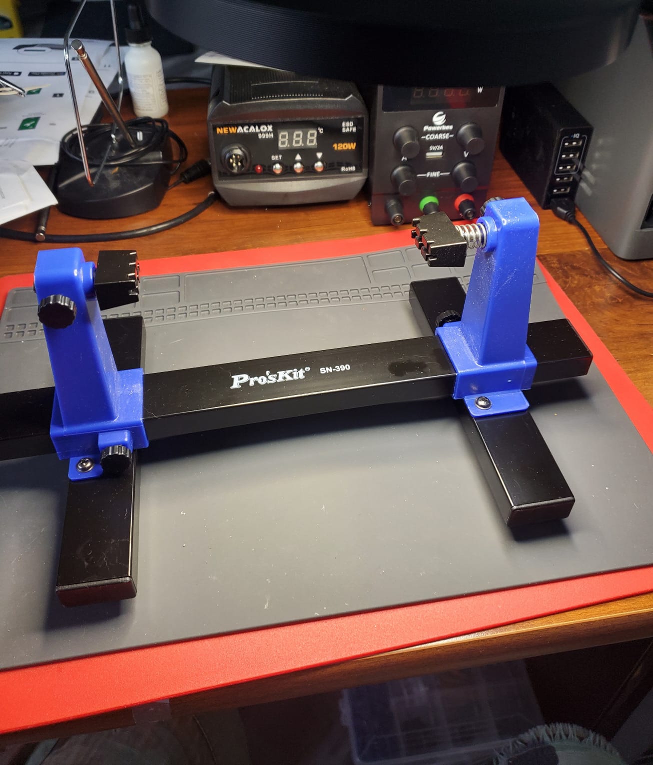 DEVMO Circuit Board Holder,Adjustable Printed Circuit Board Holder Frame PCB Soldering and Assembly Stand Clamp Repair Tool 360 Degree Rotation customer photo 1