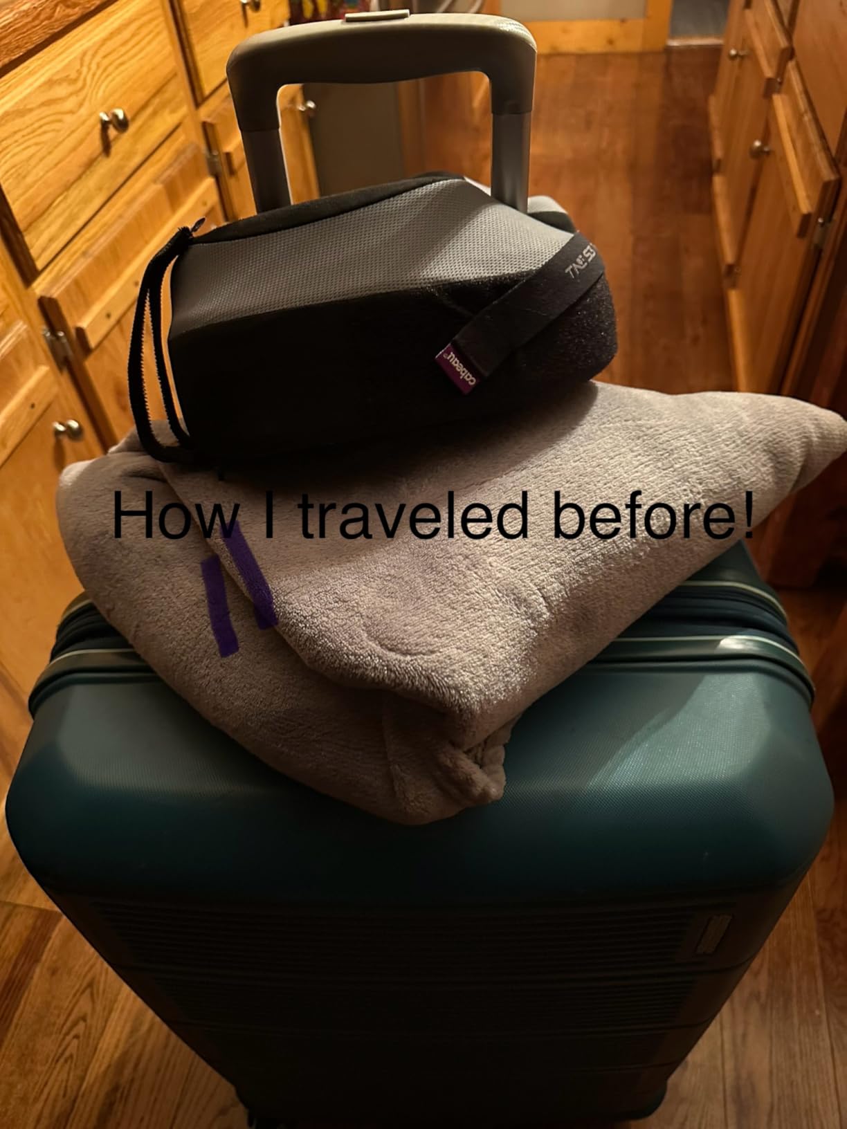EverSnug Travel Blanket and Pillow - Premium Soft 2 in 1 Airplane Blanket with Soft Bag Pillowcase, Hand Luggage Sleeve and Backpack Clip (Grey) customer photo 1