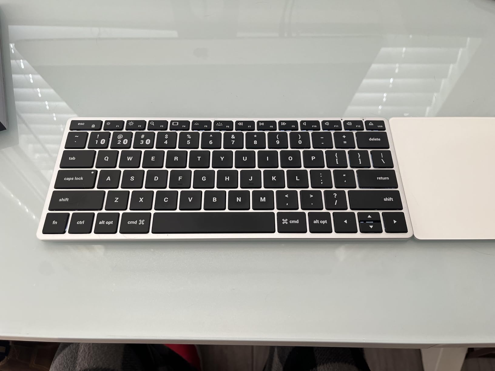 Satechi Slim X1 Bluetooth Backlit Keyboard, Multi-Device Sync, Space Gray customer photo 1
