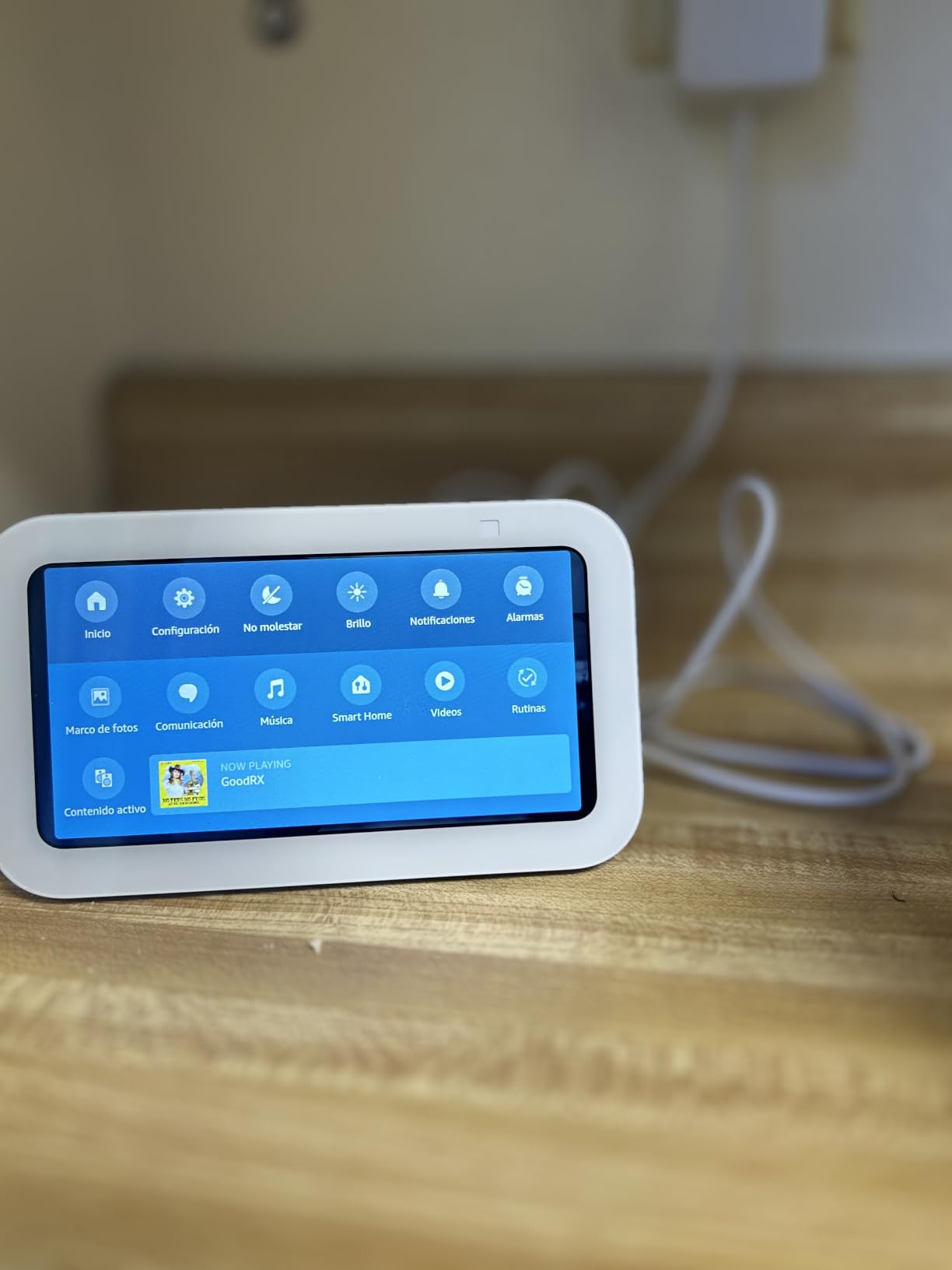 Amazon Echo Show 5 (newest model), Smart display, Designed for Alexa+, 2x the bass and clearer sound, Charcoal customer photo 1
