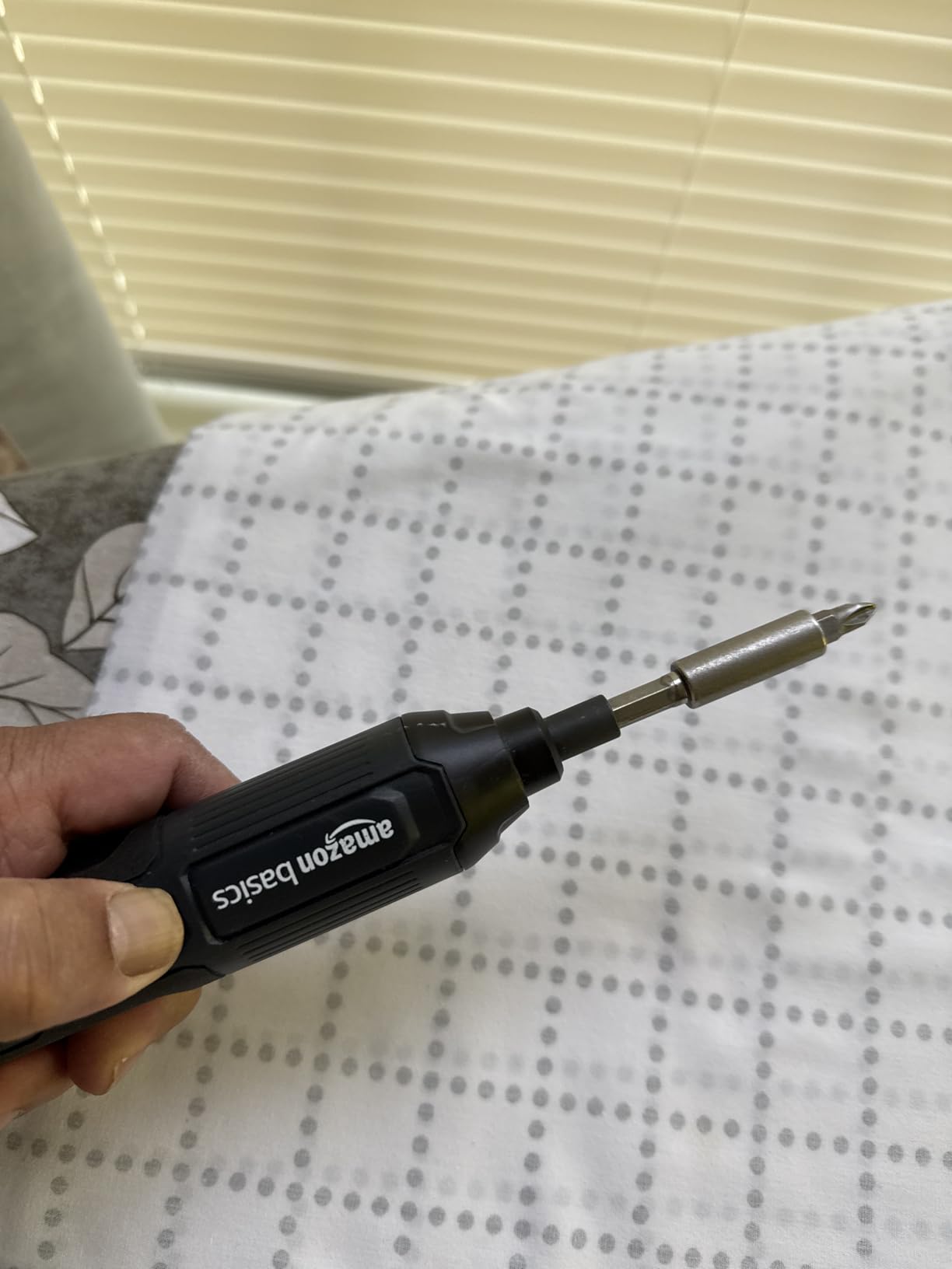 Amazon Basics by SKIL 4V Cordless Stick Screwdriver with 10-Piece Bit Set, USB Cable, LED Light, 3 Torque Settings customer photo 1
