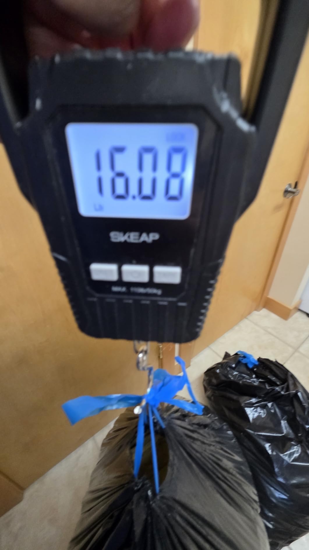 Digital Fish Scale Hanging Scale Fishing Scale, SKEAP 110lb/50kg Luggage Scale,Fish Weighing Scale, Upgrade Large Handle & Backlit LCD Display, Black,Fishing Gifts for Men,Black customer photo 1