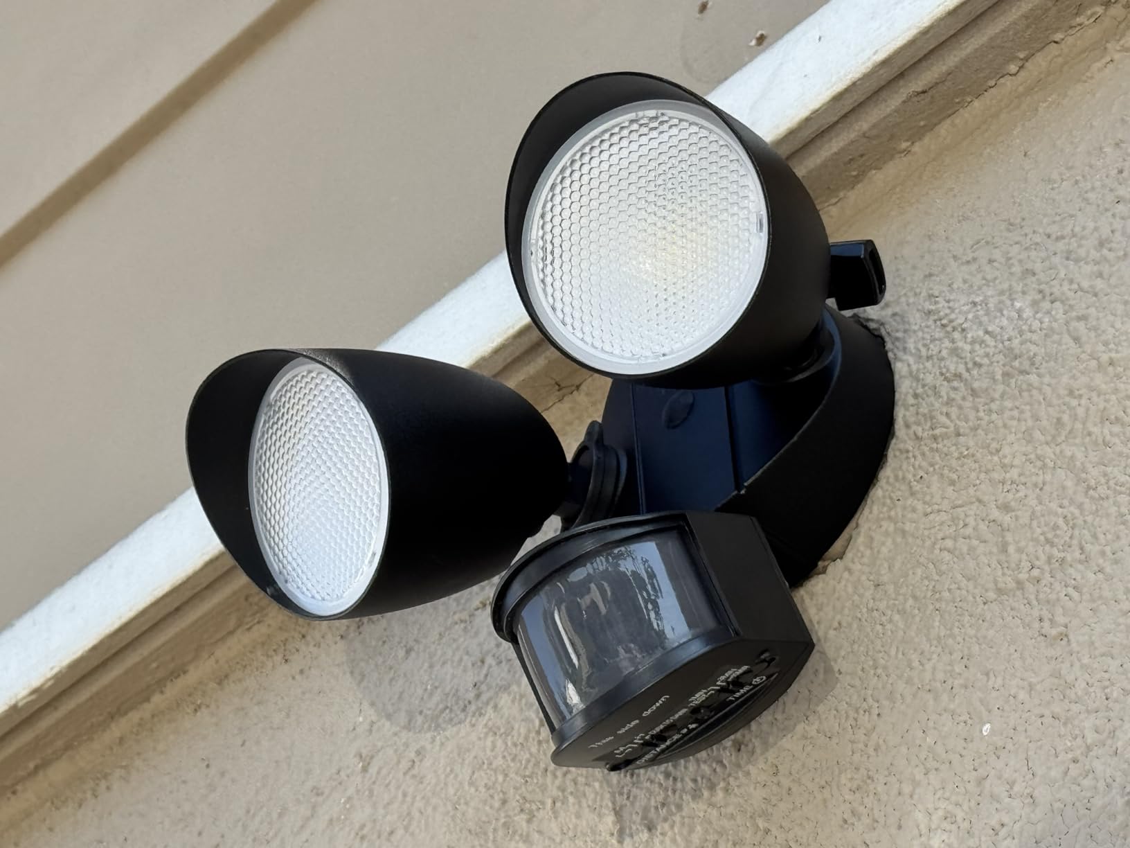 LUTEC 32W 3500 Lumen LED Security Lights Motion Sensor Light Outdoor, 5000K Daylight, IP65 Waterproof, Dusk to Dawn, Motion Detector Flood Light for Garage, Yard, Porch-Black customer photo 1