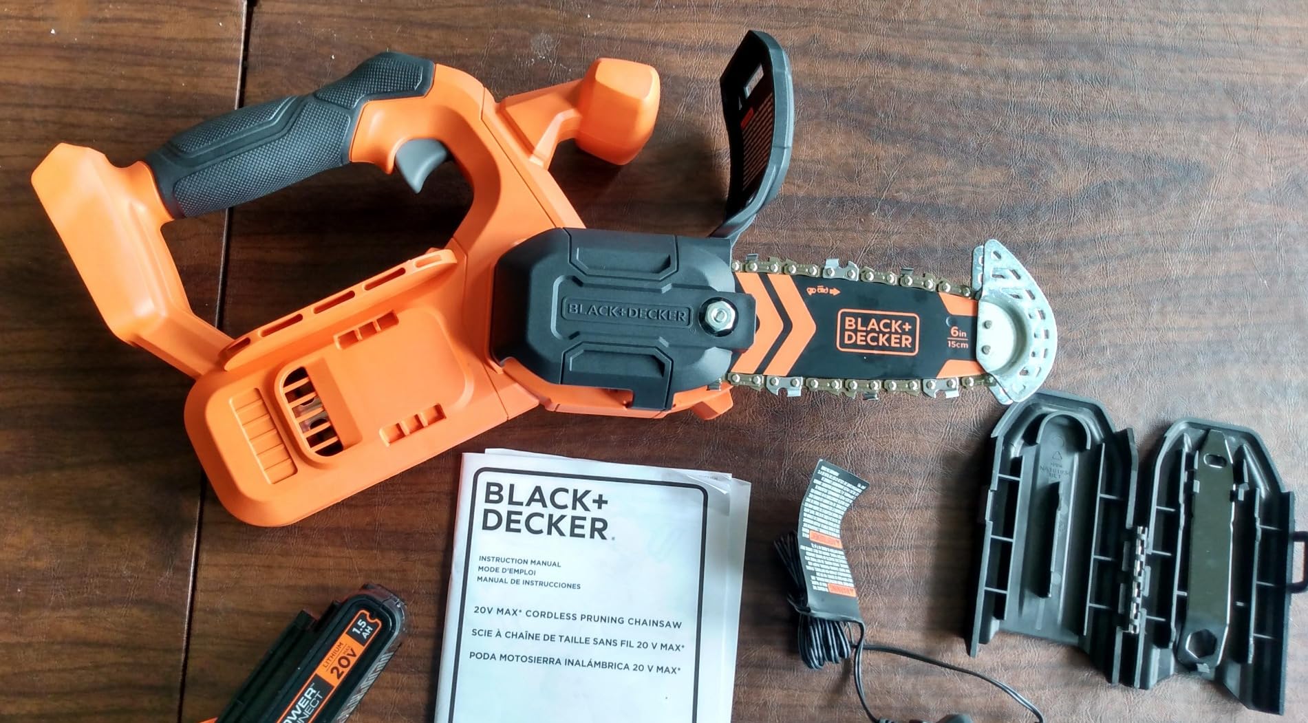 BLACK+DECKER 20V MAX Pruning Chainsaw Kit, Battery and Charger Included (BCCS320C1) customer photo 1