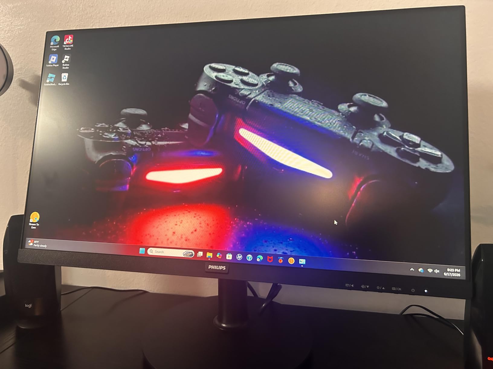 Philips 24 Inch Computer Monitor FHD 100Hz VA VESA Flicker-Free, 241V8LB customer photo 2