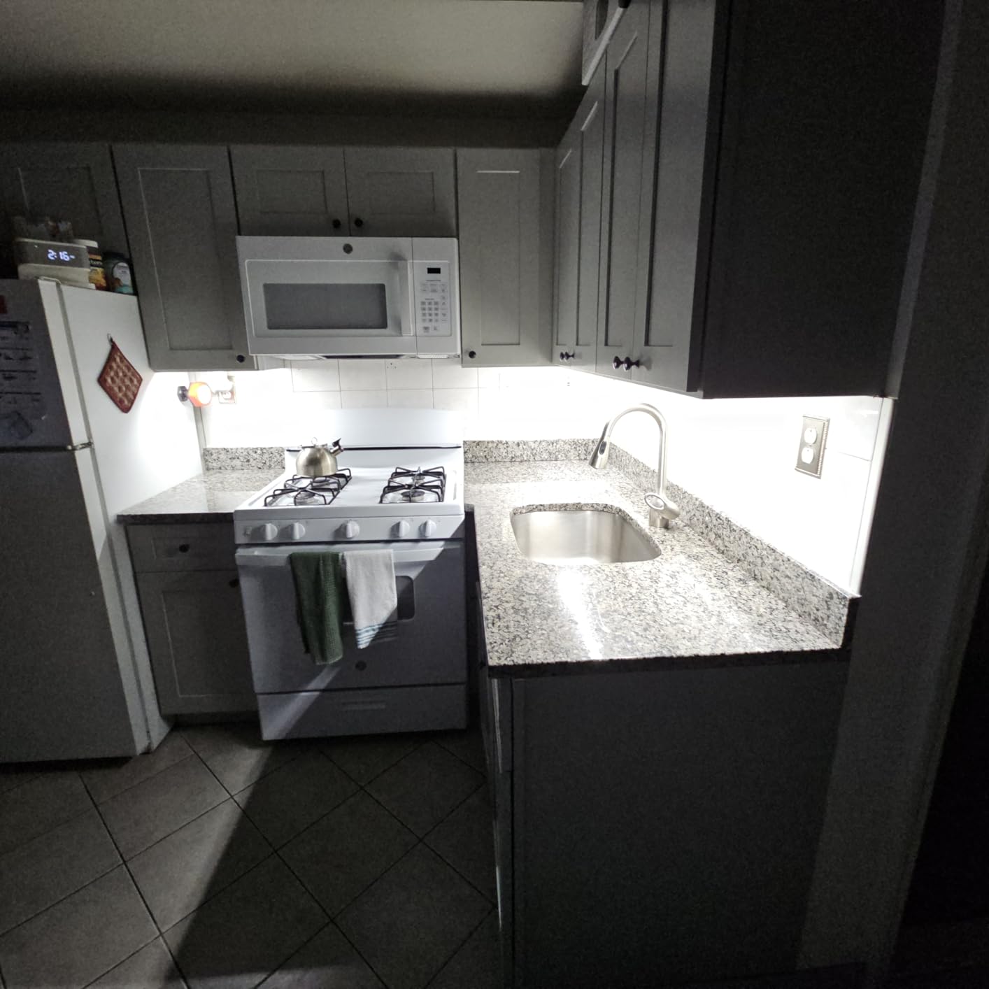 Litever Under Cabinet Lights Plug in. 6 Lights with Adapter Dimmer. 5000K customer photo 2
