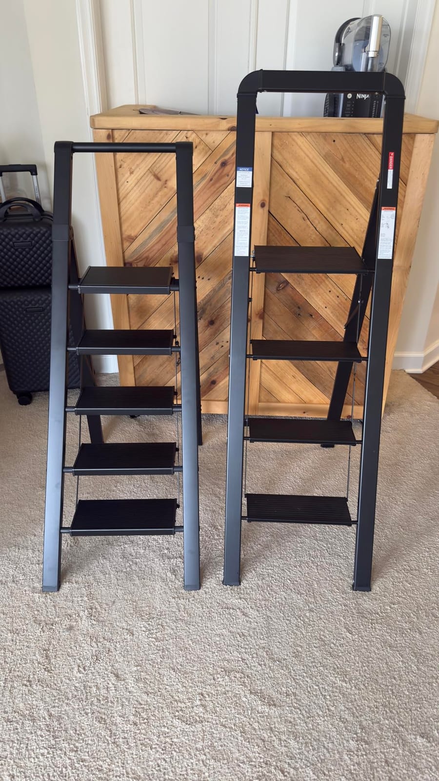 KINGRACK Aluminium 4 Step Ladder, Lightweight Step Stool with Non-Slip Pedals, Handrail, Foldable Step Ladder for Kitchen, Garage, Home, Space Saving, Sturdy and Portable, Silver customer photo 1