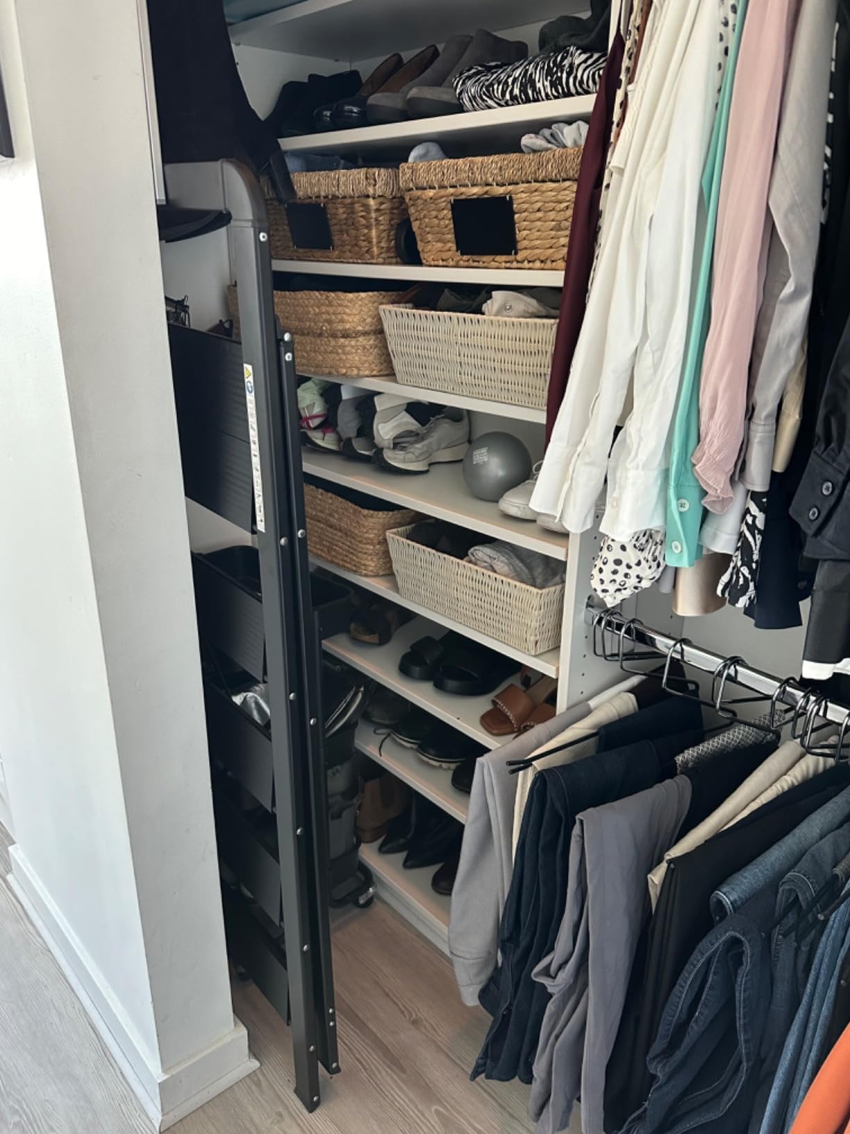 KINGRACK Aluminium 4 Step Ladder, Lightweight Step Stool with Non-Slip Pedals, Handrail, Foldable Step Ladder for Kitchen, Garage, Home, Space Saving, Sturdy and Portable, Silver customer photo 2