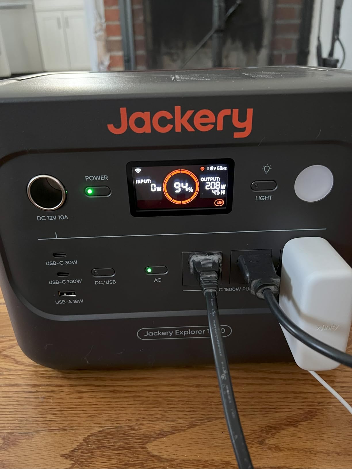 Jackery Solar Generator 1000 v2 and 200W Solar Panel,1070Wh,1500W AC customer photo 2