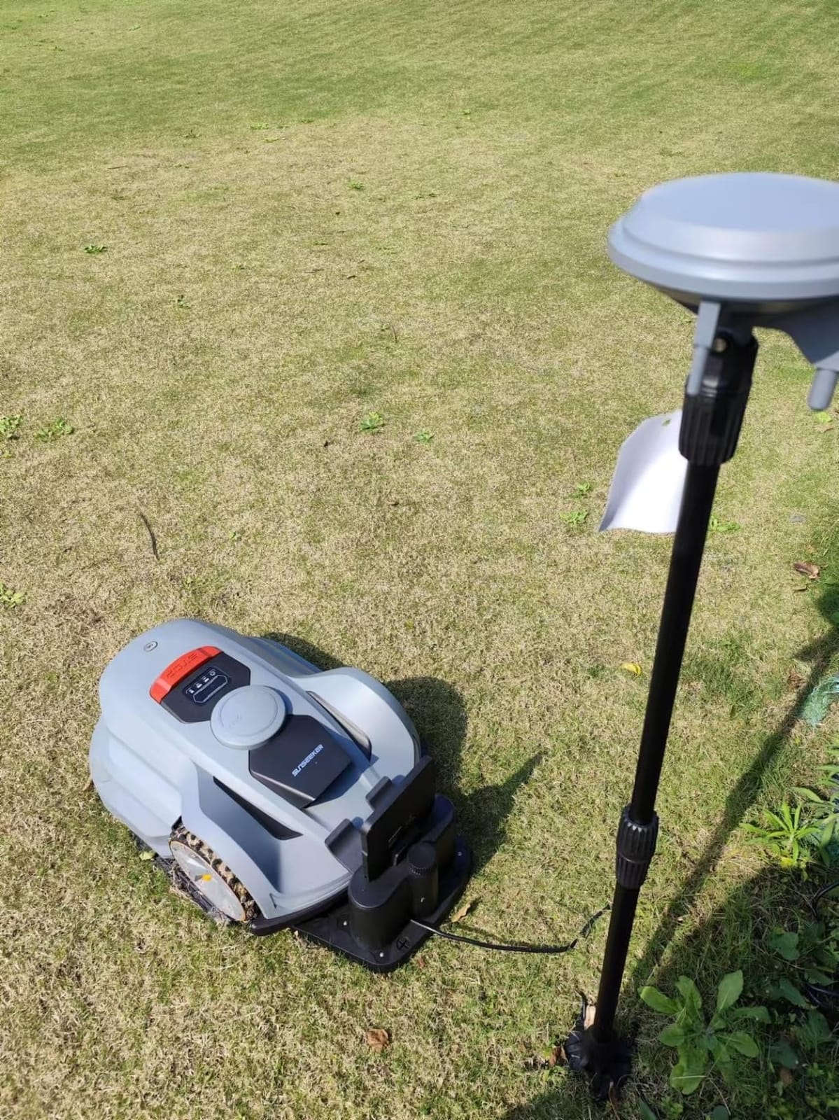 Sunseeker X7 AWD Robot Lawn Mower, RTK, Vision AI, 0.75 Acre, Wire-Free customer photo 2