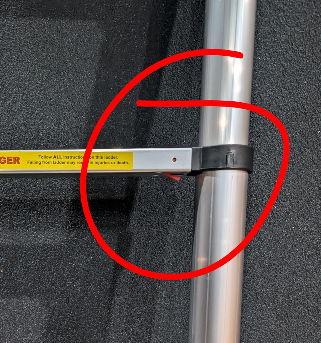 VEVOR Telescoping Ladder 10.5 FT Aluminum Extension Ladder（375 LBS Capacity, One-Button Retraction, Collapsible & Portable with Non-Slip Feet for Home, RV, Loft, ANSI Listed） customer photo 1