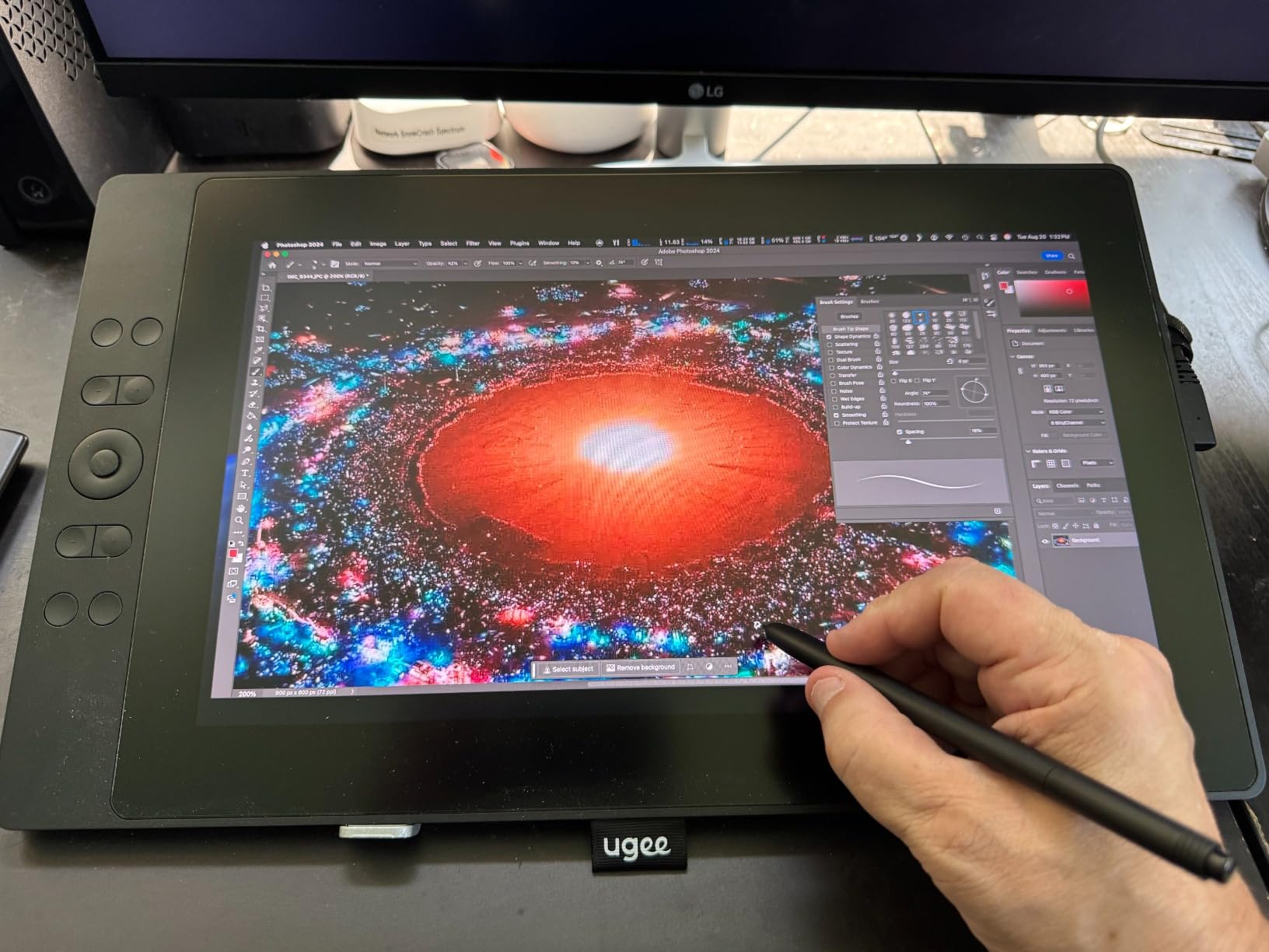UGEE 15.4 inch Drawing Tablet with Screen，143% sRGB UE16 Computer Graphics Tablet with Full-Laminated Screen 8+1 Hot Keys 16K Level Pressure Battery-Free Stylus，Drawing Pad for PC/Windows/Mac/Android customer photo 1