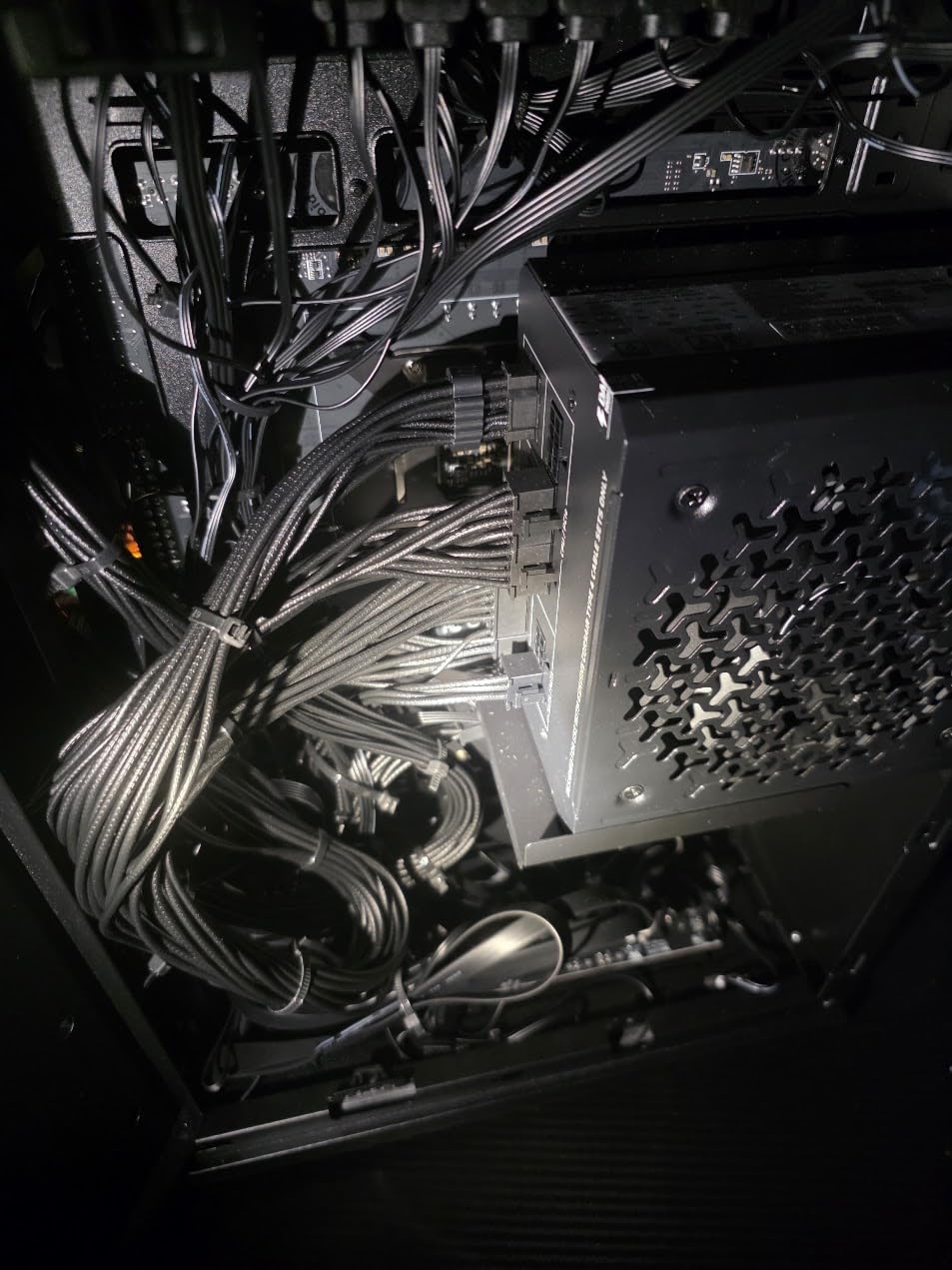 CORSAIR RM1000e (2025) ATX 3.1 PCIe 5.1 Ready 1000W Power Supply – Black customer photo 2