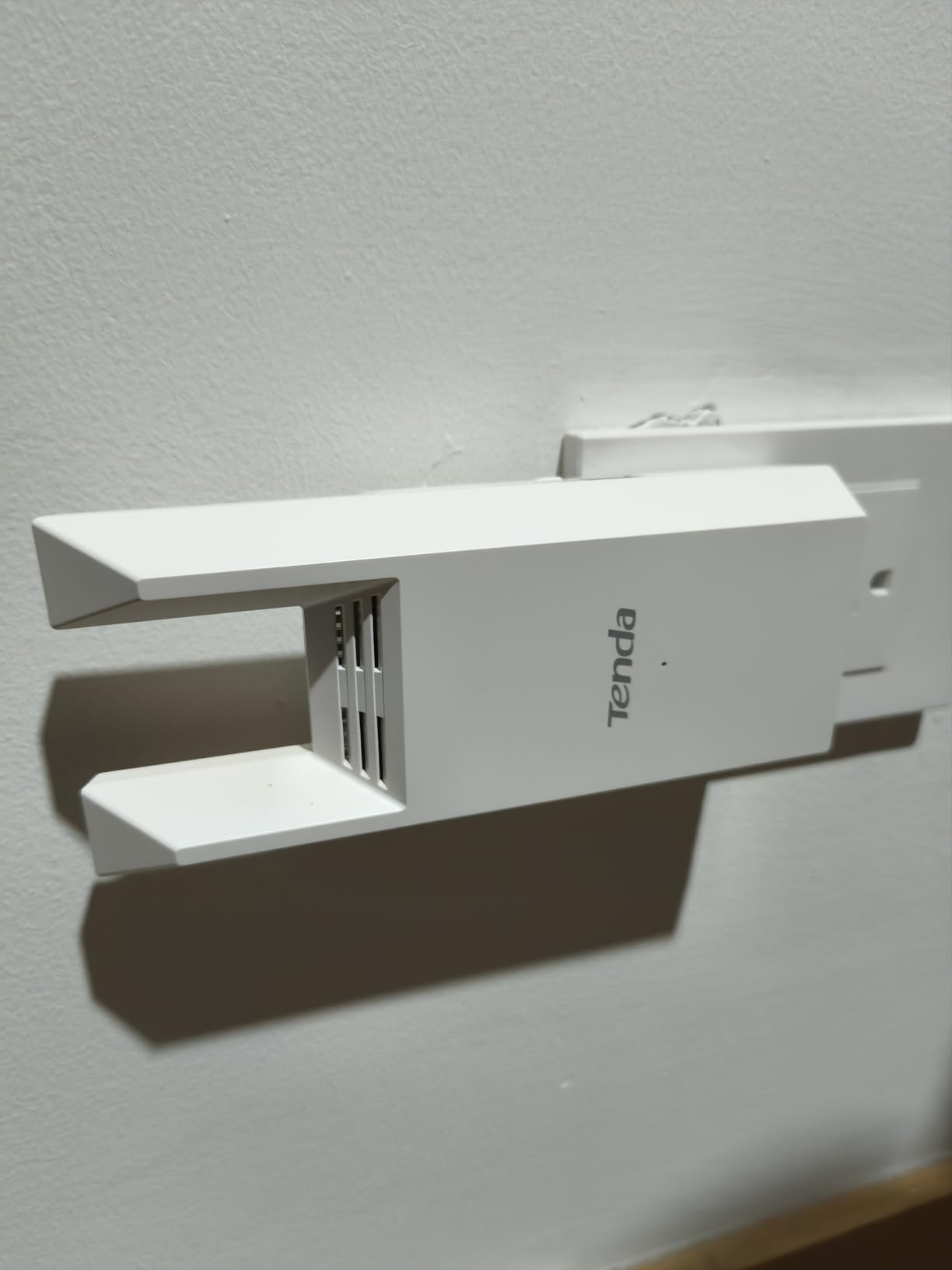 Tenda WiFi Range Extender AC1200 - WiFi Extender with Gigabit Ethernet Port, 1.2Gbps Home Signal Booster, Dual Band, Up to 1600 Sq & 32 Devices (A18Pro) customer photo 2