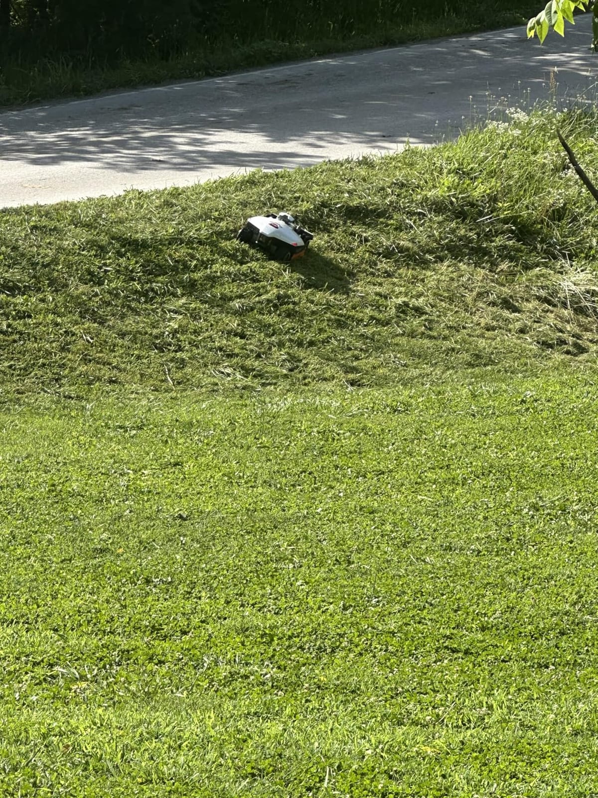 Mammotion LUBA 2 AWD 5000HX Robot Lawn Mower with 4G, Reception 1.25 Acres, Max. 1.48 Acres, All-Wheel-Drive for 80% Slope, UltraSense AI Vision & RTK Automatic Edge Mapping, 2.2