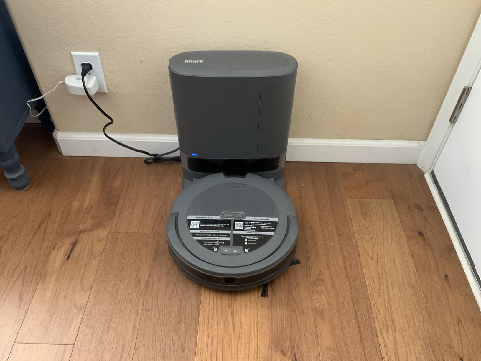 Shark Navigator Robot Vacuum, 30-Day Self-Emptying Base, White, AV2110S customer photo 2