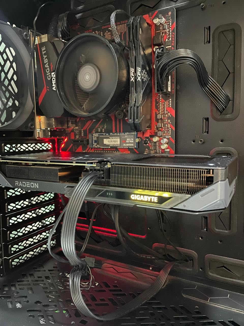 GIGABYTE Radeon RX 9060 XT Gaming OC 8G Graphics Card, PCIe 5.0, 8GB GDDR6, GV-R9060XTGAMING OC-8GD Video Card customer photo 1