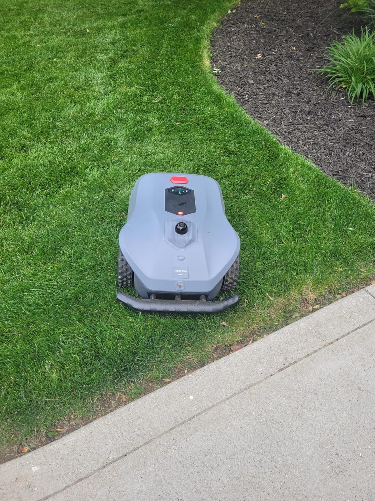 Neomow X SE 360° 3D LiDAR Navigation Robot Lawn Mower for 0.75 Acre customer photo 1
