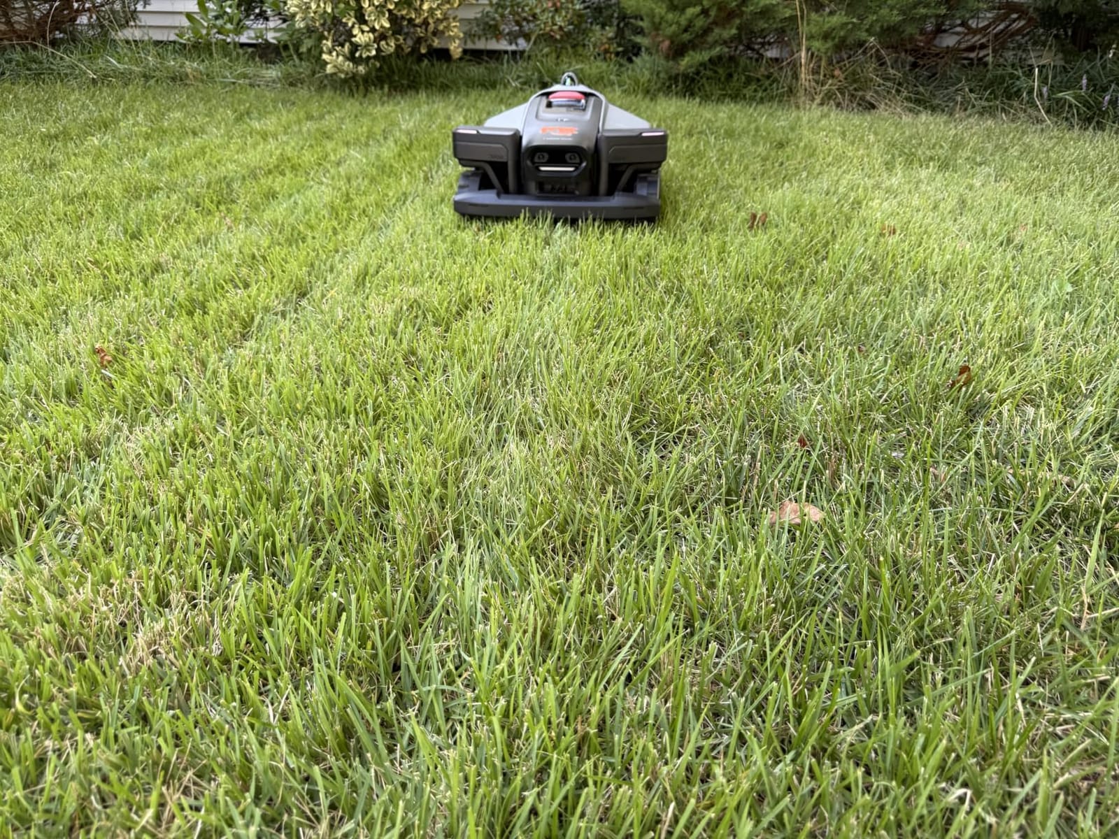 roborock RockMow X120H LiDAR AWD Robot Lawn Mower for up to 0.49 Acre, Wire-Free RTK Free with Dual- LiDAR AI Auto Mapping, Robotic Mower with 4G, AI Obstacle Avoidance, 80% Slope, Smart App Control customer photo 2