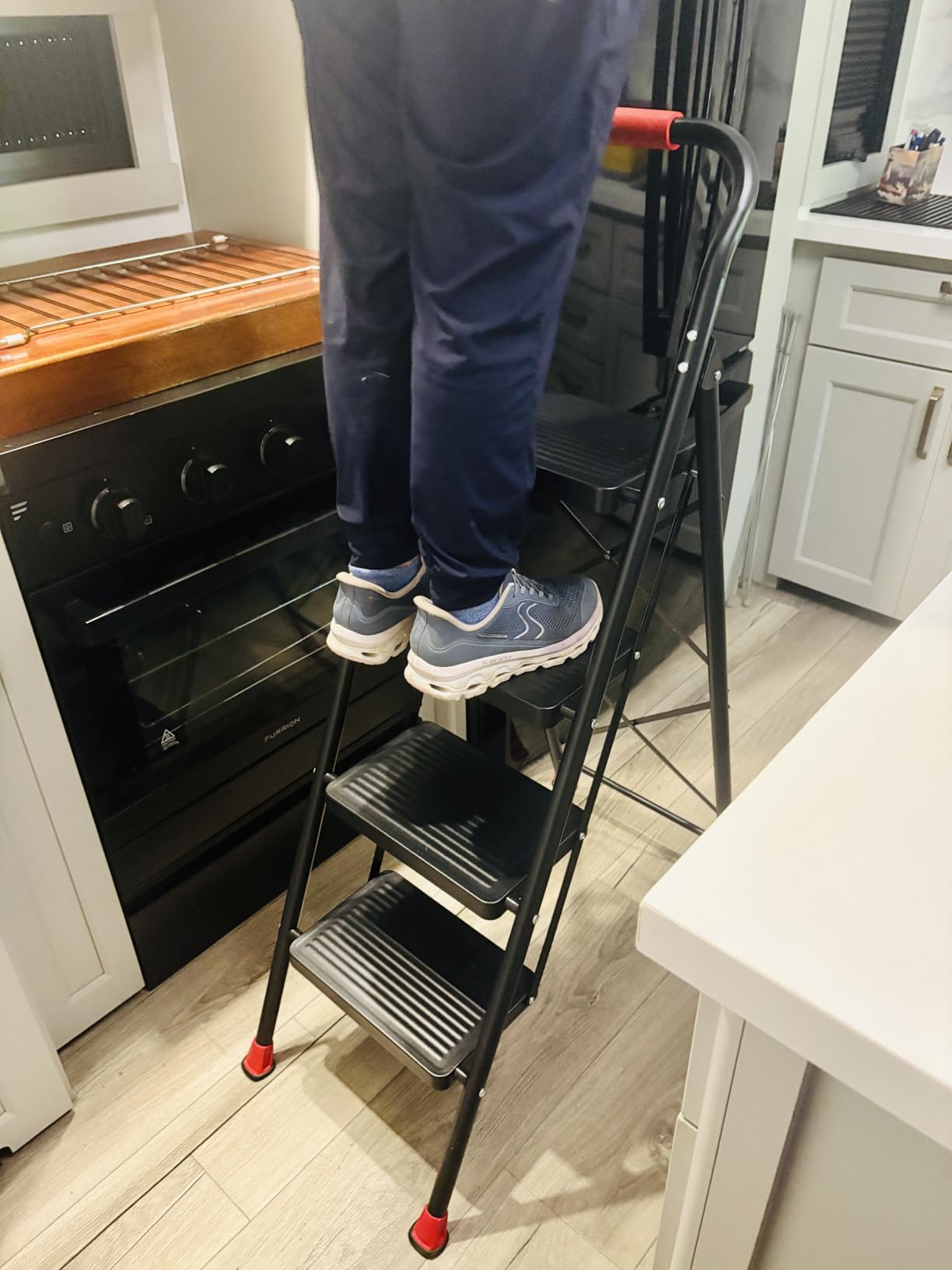 DIAMONDFORGE 6-Step Folding Step Stool Ladder with Handle, Anti-Slip Wide Pedals & Feet, 800lbs Capacity Sturdy Ladder for Home Kitchen Adults, Black Red customer photo 2