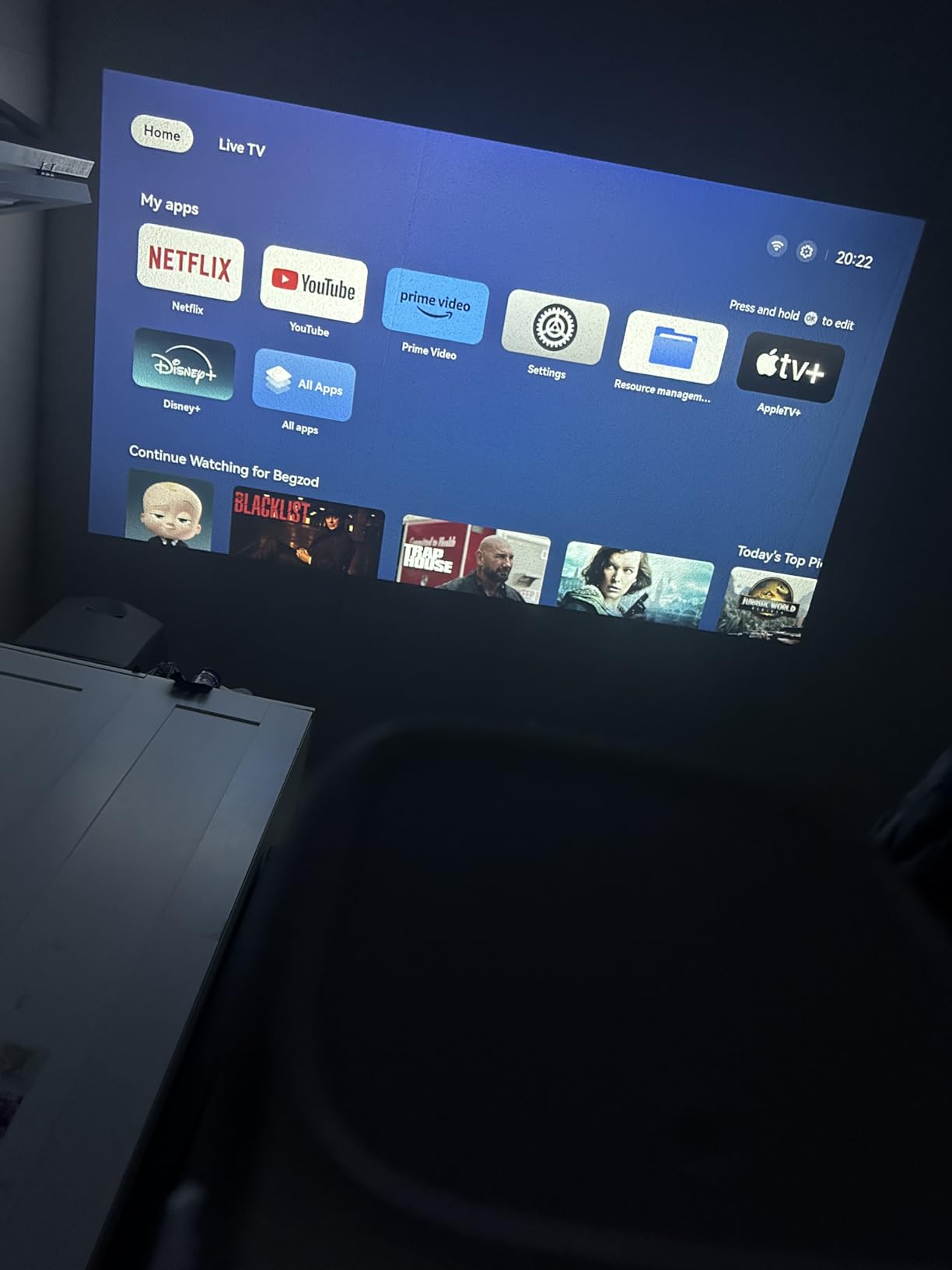 iSinbox Short Throw Projector 4K, Now with Netflix, Auto Focus, 40W Dolby customer photo 2
